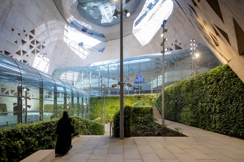 На станции метро в Эр-Рияде установили зеркальный купол