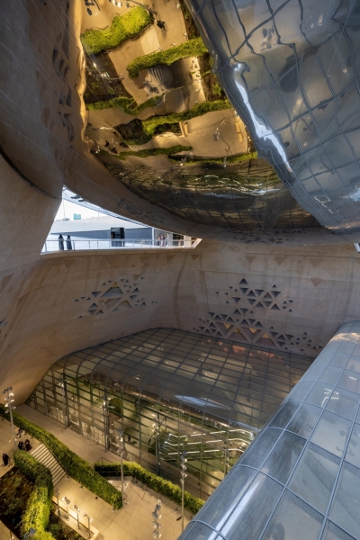 На станции метро в Эр-Рияде установили зеркальный купол