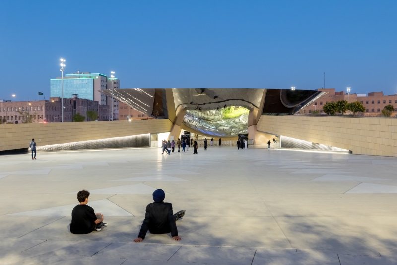 На станции метро в Эр-Рияде установили зеркальный купол