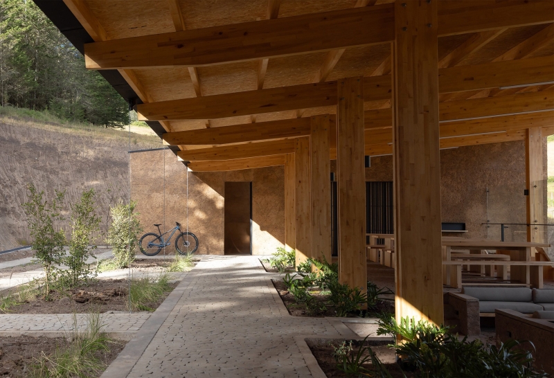 Urlo Studio встраивает велопарковку в склон холма в Эквадоре