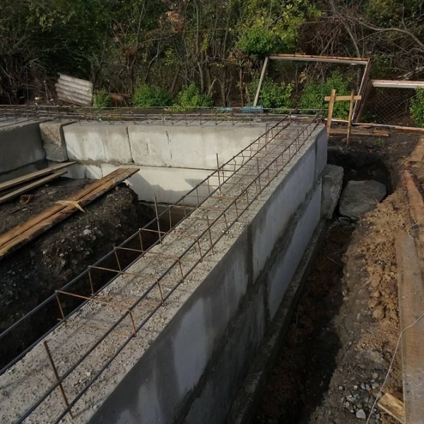 4 вида фундамента для строительства дома на склоне