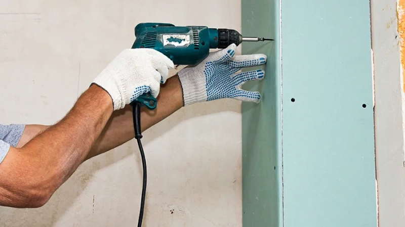 Чем и как закрыть трубы в туалете своими руками