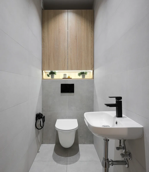 Чем и как закрыть трубы в туалете своими руками