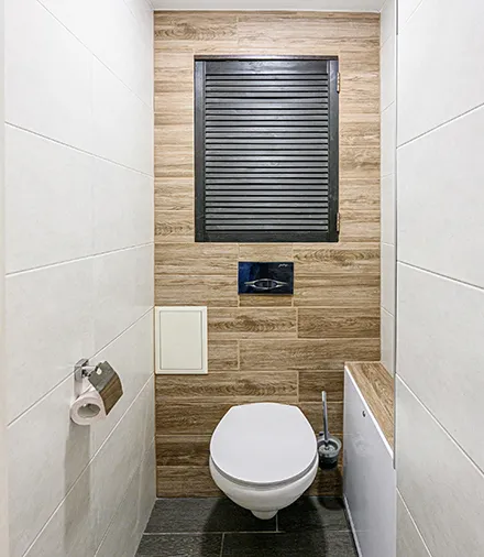 Чем и как закрыть трубы в туалете своими руками