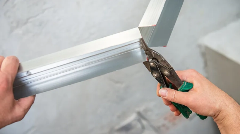 Чем и как закрыть трубы в туалете своими руками