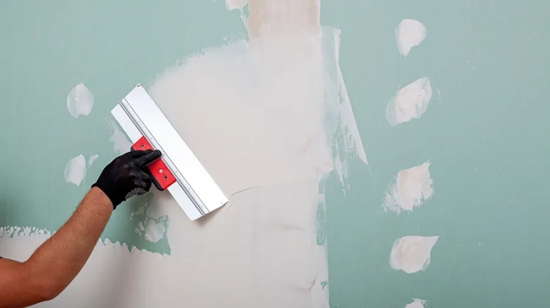 Чем и как закрыть трубы в туалете своими руками