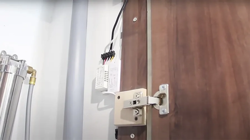 Чем и как закрыть трубы в туалете своими руками