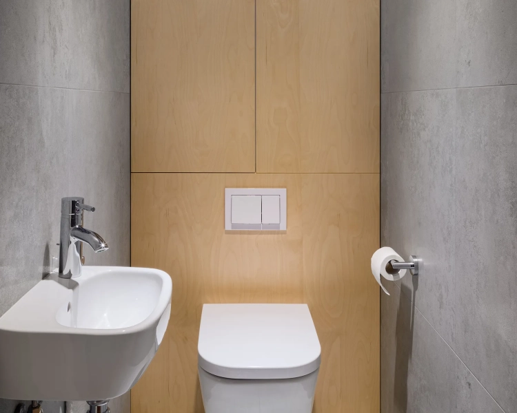 Чем и как закрыть трубы в туалете своими руками