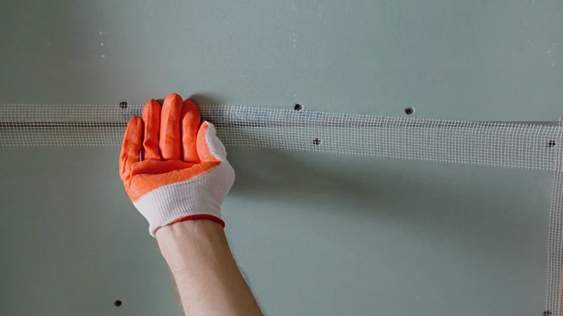 Чем и как закрыть трубы в туалете своими руками