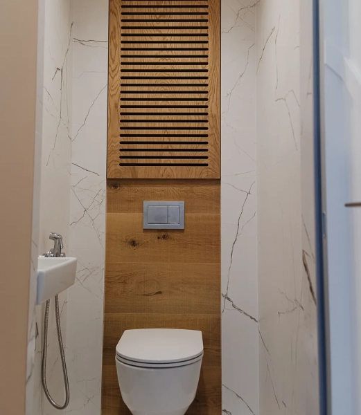 Чем и как закрыть трубы в туалете своими руками