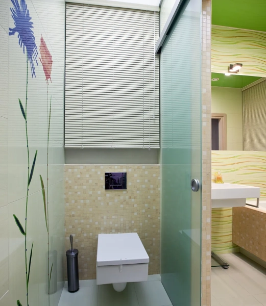 Чем и как закрыть трубы в туалете своими руками