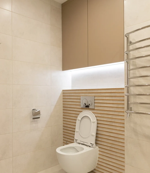 Чем и как закрыть трубы в туалете своими руками