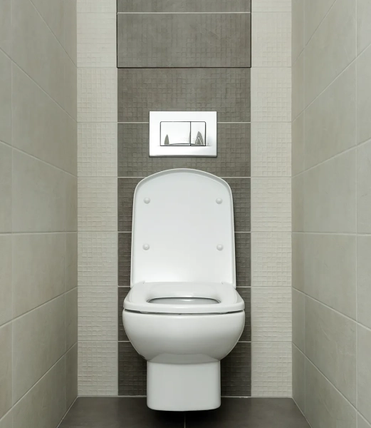 Чем и как закрыть трубы в туалете своими руками