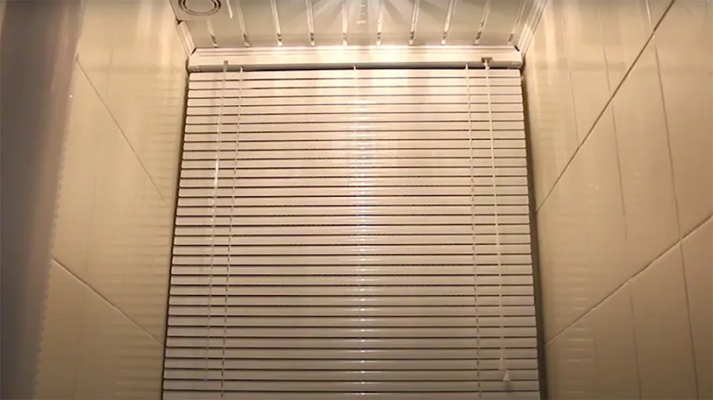 Чем и как закрыть трубы в туалете своими руками