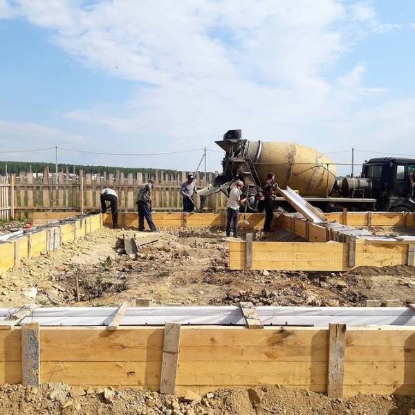 Как залить ленточный фундамент своими руками: пошаговая инструкция