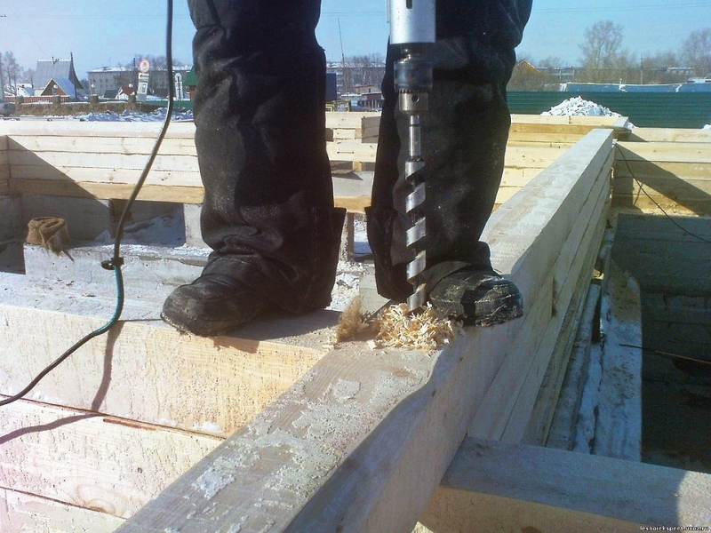 Не все инструменты хорошо работают на морозе. Например, у шуруповёртов на холоде падает ёмкость батарей и приходится чаще менять аккумуляторы. Поэтому строители используют проводные инстр...