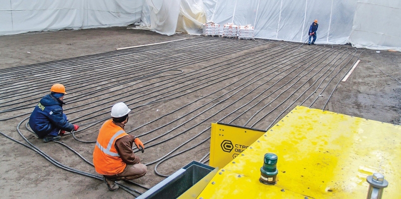 При проведении земляных работ снег снимается непосредственно перед копкой, т. к. он сохраняет тепло земли и уменьшает степень промерзания почвы. Затем производится предварительное рыхлени...